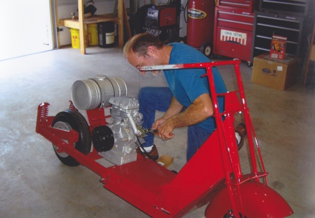 2012/11(Nov)/Eugene Tastad -Brad's Scooter/640x480_2012-11 2 Butchie Fixing Brad's scooter.jpg